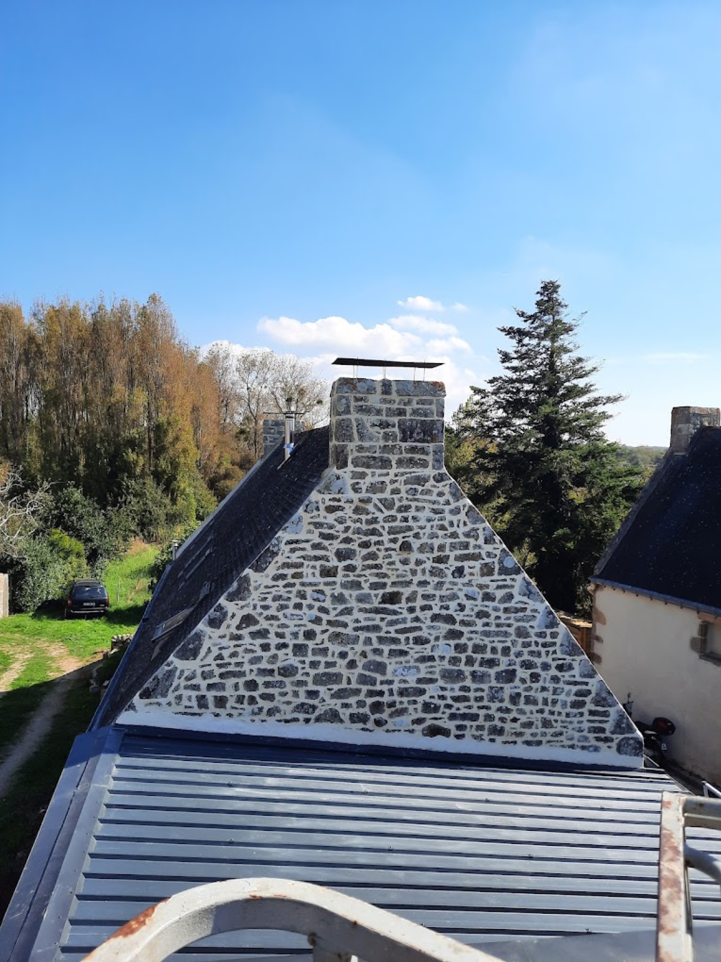 Restauration de pignon en pierre — longère bretonne par Kaodan Maconnerie