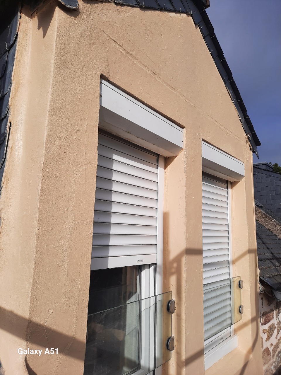 Après — Façade ravalée avec enduit teinte saumon, lisse et propre (Larmor-Plage)
