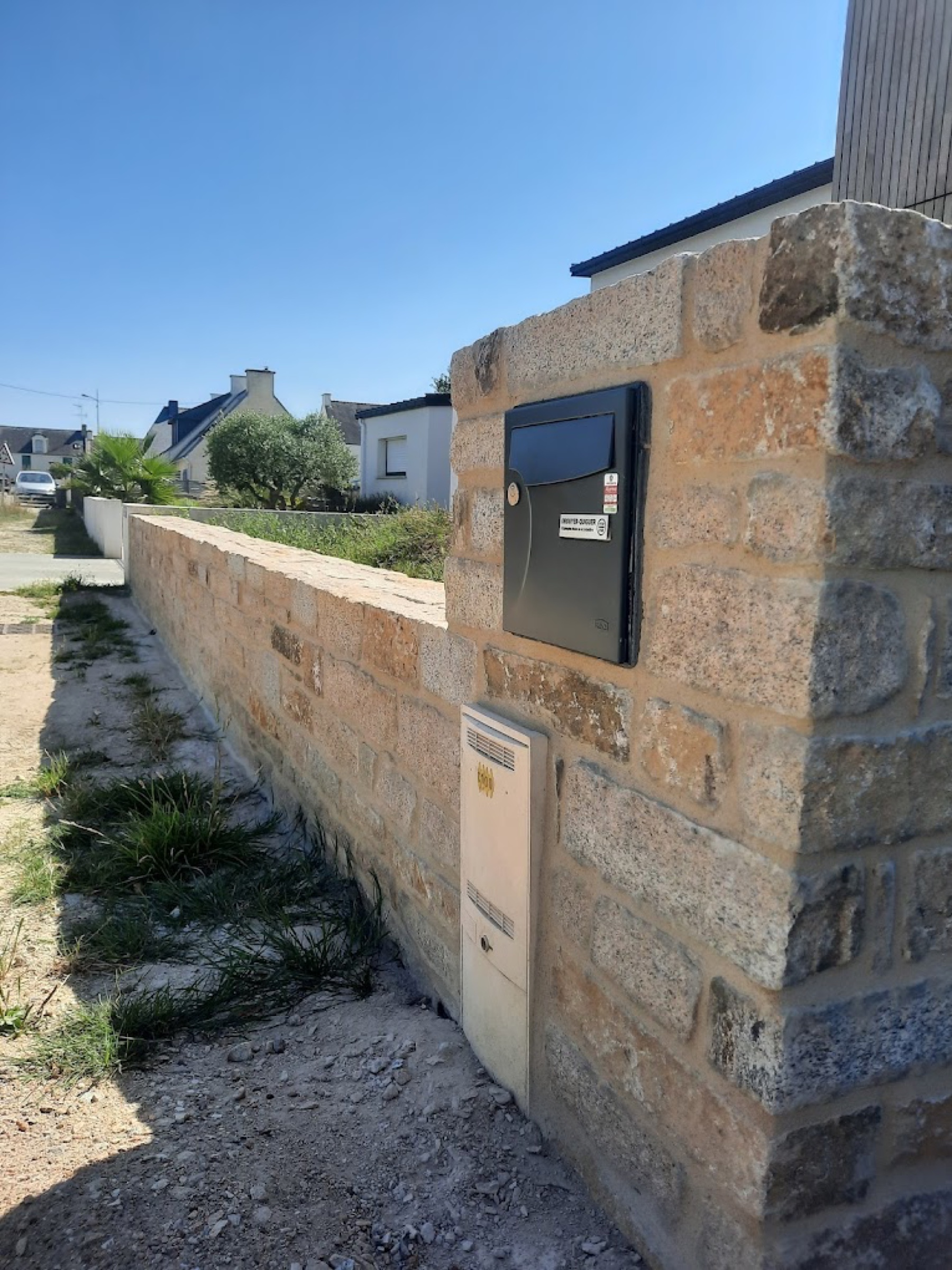 Muret en pierre d'Elven avec encastrement de boîte aux lettres — Riantec