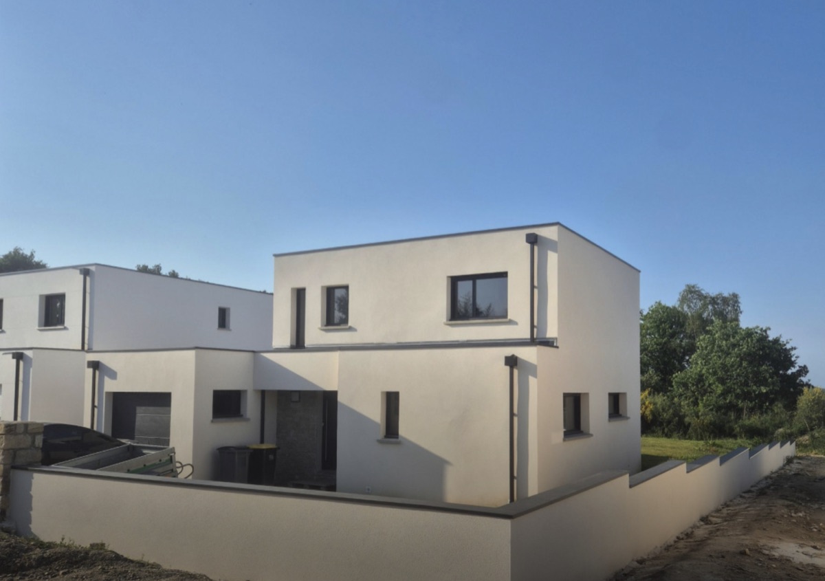 Après — maison contemporaine à l'enduit blanc terminé, murets de clôture maçonnés et finitions extérieures